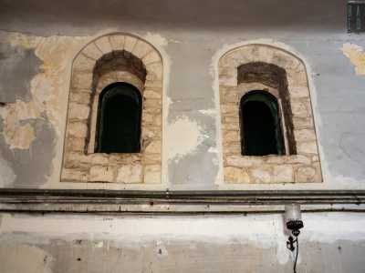 Lasciandoci la cappella sulla destra e, spostandoci sulla sinistra, notiamo in alto due antichi archetti in pietra, resti dei secolari edifici che compongono il fabbricato